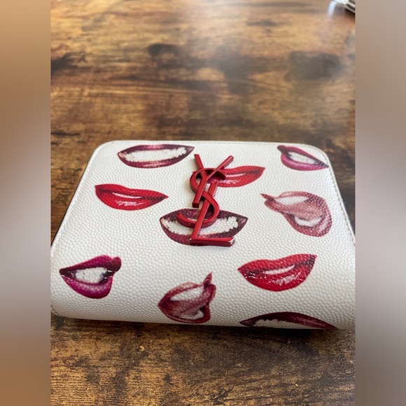 Bi-fold lip print wallet in grained leather - Picture 3 of 5